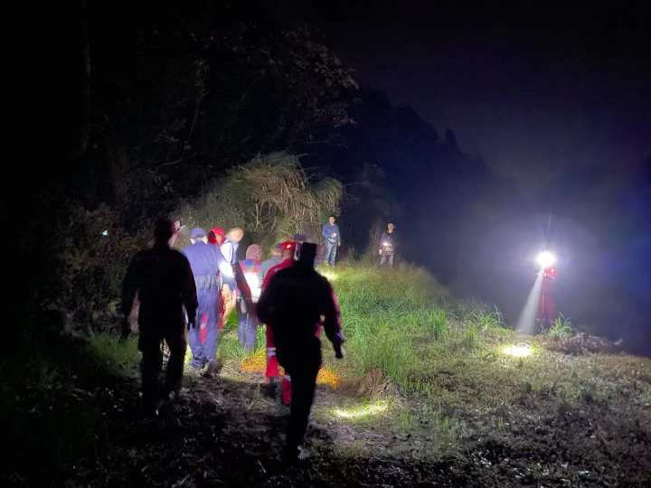 女生凌晨摸黑走山路，好心人捎回城