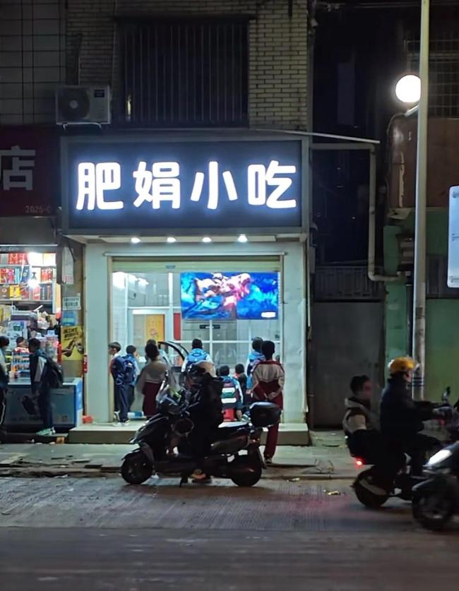 肥娟小吃店恢复营业，小学生热情捧场热潮涌动